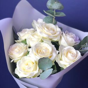 Букет из белых роз и ароматного эвкалипта