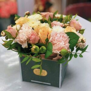 Композиция из кремовых диантусов,кустовых роз и хризантем