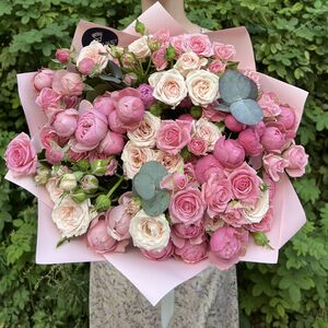 Букет из 45 нежно-розовых кустовых роз