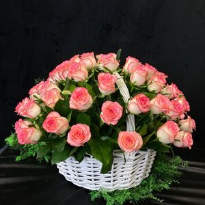 Корзина из 61 бело-розовой розы с зеленью