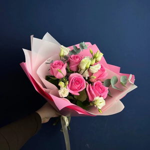 Букет из розовых роз,эустомы и ароматного эвкалипта