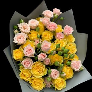Букет из желтых и нежно-розовых роз