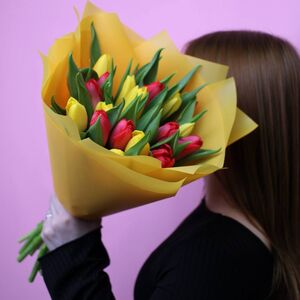 Букет из 21 красного и желтого тюльпана